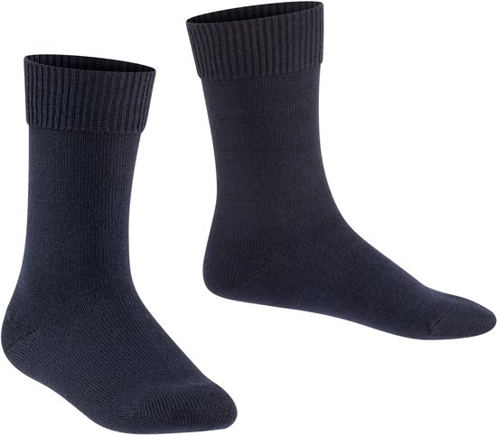 Twee donkerblauwe sokken, één op een voet, met een geribbelde boord.