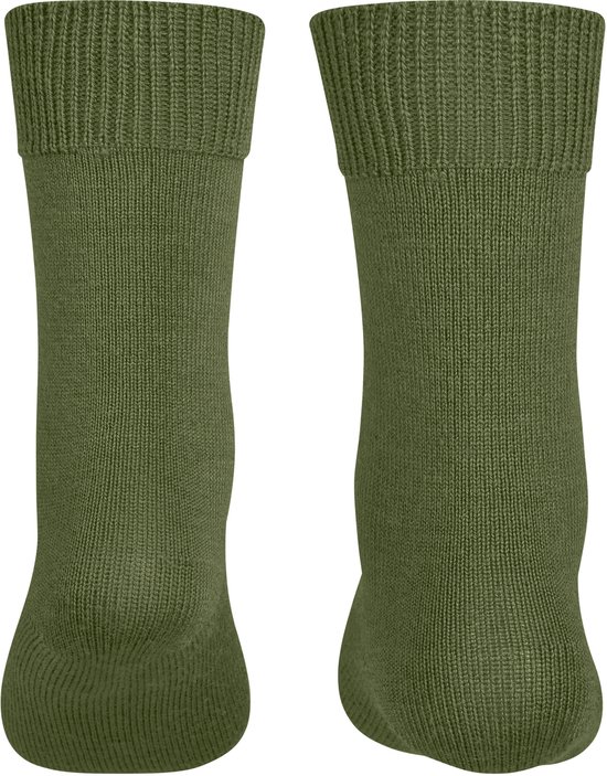 Twee groene Falke sokken, van voren en van achteren gezien.