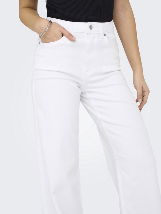 Witte high waist wide-leg jeans met zakken, gedetailleerd met een zilveren armband.