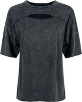 Zwart t-shirt met uitgesneden halslijn en rafelranden.