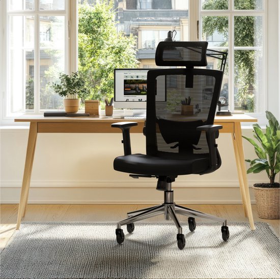 Zwarte ergonomische bureaustoel met mesh rugleuning, verstelbare hoofdsteun, chroom onderstel met wielen, aan een houten bureau.