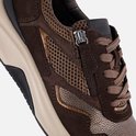 Detail van een bruine sneaker met netstof, ritssluiting en luipaardprint accent.