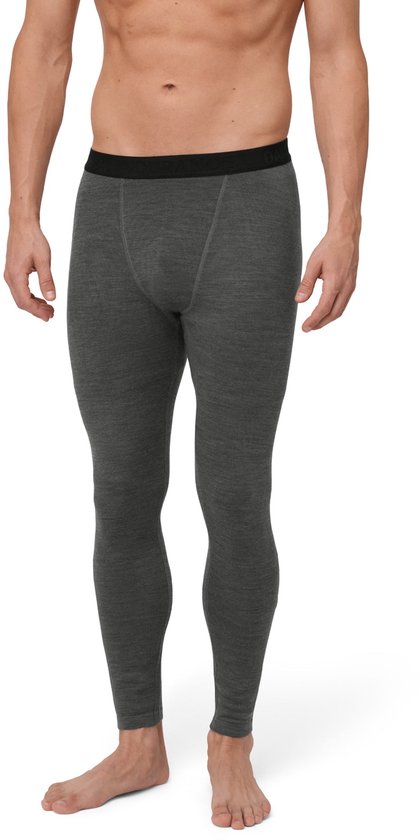 Model in donkergrijze merinowollen legging met zwarte tailleband, staand op witte achtergrond.