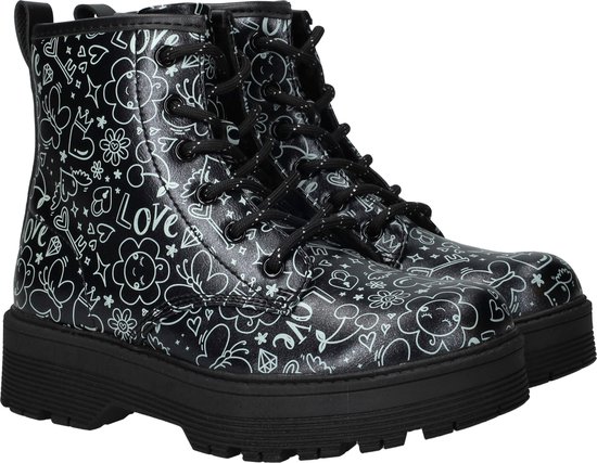 Zwarte veterlaarsjes met een all-over print van witte bloemen, harten en het woord 'love'.