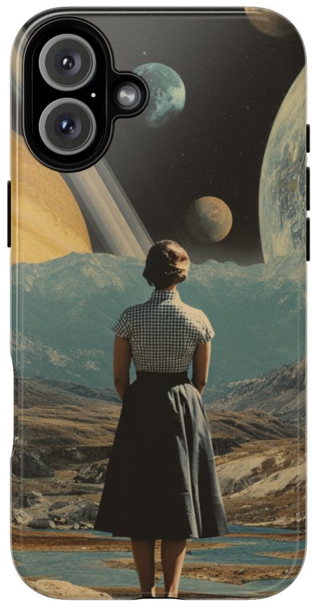 Vrouw in Vintage Jurk met Planetenlandschap – Telefoonhoesje Geschikt voor iPhone 16 Plus