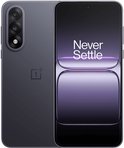 Voorkant en achterkant van een donkergrijze OnePlus smartphone met drievoudige camera.