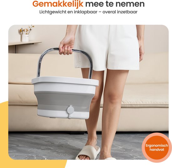 Vrouw met witte kleding houdt een opgevouwen wit en grijs voetenbad met verchroomde handgreep vast.