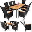 Zwarte polyrattan tuinset met acht stoelen met houten armleuningen, rond een tafel met houten tafelblad, detail van verstelbare rugleuning.