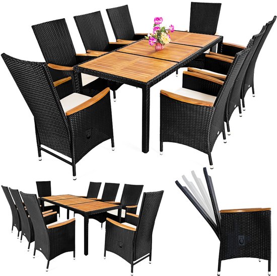 Zwarte polyrattan tuinset met acht stoelen met houten armleuningen, rond een tafel met houten tafelblad, detail van verstelbare rugleuning.