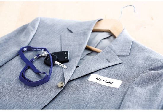 Grijs colbert met badge 'Mr. Miller' en autosleutels aan blauw koord.