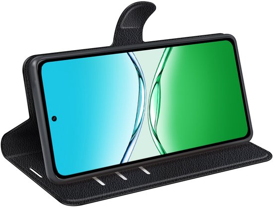 Zwarte kunstleren telefoonhoes in de standaardstand. De telefoon toont een groen-blauwe achtergrond.
