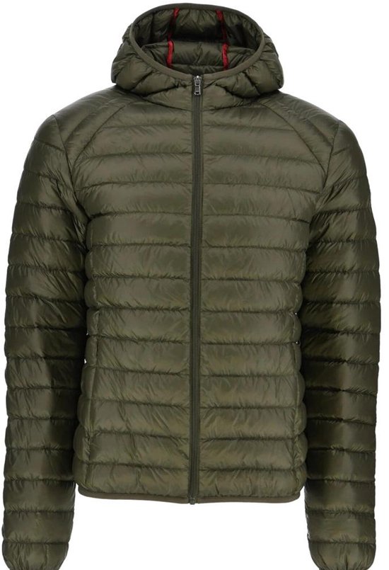 Groene gewatteerde jas met capuchon, van voren gezien, met rits en rood detail.