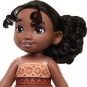 Close-up van baby Moana pop met krullend haar en een oranje en bruin jurkje.