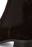 Detail van de elastische zijkant van een bruine suède chelsea laars met stiksels en Tamaris logo.