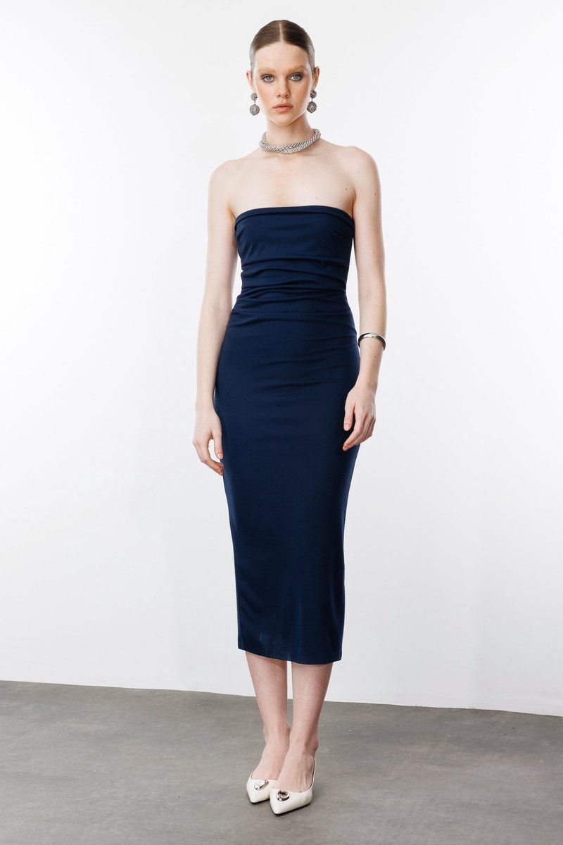 Robe midi sans bretelles fendue dans le dos