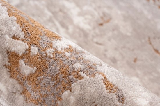 Close-up van de zachte, opgerolde pool van het beige-bruine vloerkleed.
