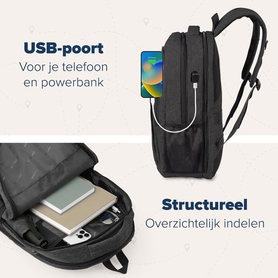 Donkergrijze rugzak met een USB-poort aan de zijkant, waar een telefoon aan is opgeladen. De rugzak is open, met inhoud.