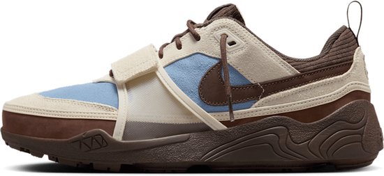 Bruine, witte en lichtblauwe sneaker met bruine Nike-logo's en klittenbandsluiting.
