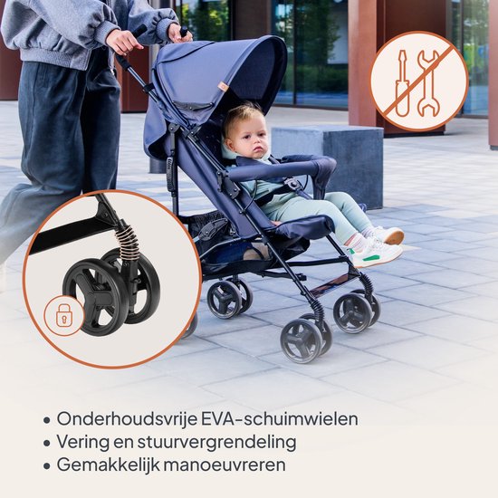 Donkerblauwe buggy met kind, detail van onderhoudsvrije EVA-wielen met vering.