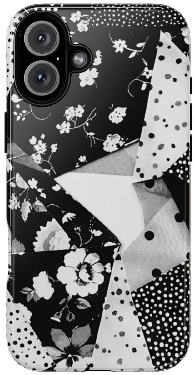 Monochrome Bloemen- en Polkadot Patchwork – Telefoonhoesje Geschikt voor iPhone 16 Plus
