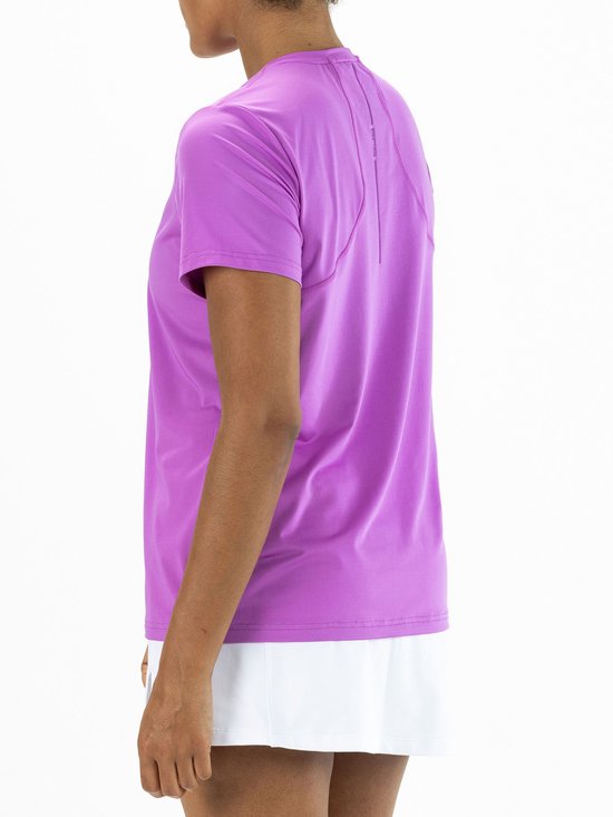Vrouwen dragen een lichtpaarse sportshirt met V-hals en korte mouwen, met reflecterende details op de rug.