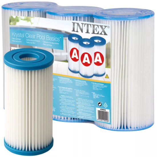 Een Intex filtercartridge type A naast een 3-pack Intex Krystal Clear filtercartridges.