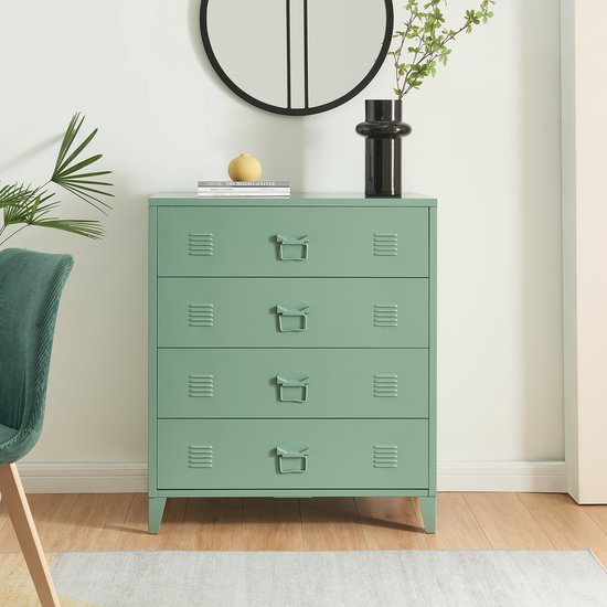 Commode verte à quatre tiroirs, placée dans un salon sur un tapis, à côté d'une chaise.