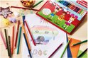 Pak met 30 STABILO kleurpotloden, 24 kleuren op de doos, met een regenbooghond getekend op papier.