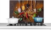KitchenYeah® Spatscherm keuken 90x60 cm - Kookplaat achterwand kruiden - Lepels met specerijen - Muurbeschermer hittebestendig - Spatwand fornuis - Hoogwaardig aluminium - Wanddecoratie industrieel