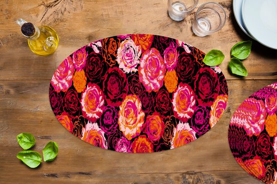 Ovale placemat met felgekleurde rozen, naast een flesje olie en groene blaadjes.
