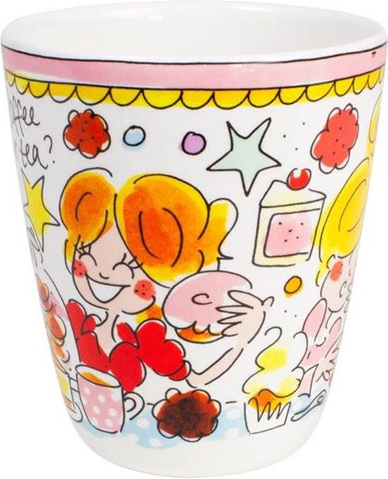 Tasse avec bordure rose et jaune. Ornée de dessins de filles, d'étoiles, de pâtisseries et du texte 'Coffee or tea?'.