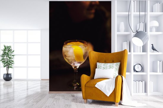 Papier peint photo vinyle - Un Gin tonic avec un citron largeur 200 cm x hauteur 300 cm - Tirage photo sur papier peint (disponible en 7 tailles)