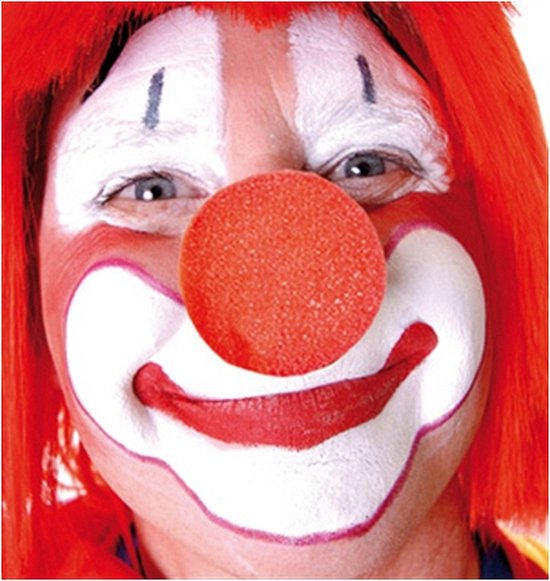 Close-up van een clown met rode pruik en gezichtsmake-up, met een rode neus.