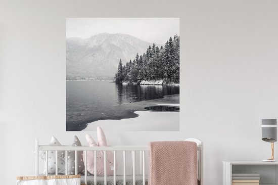 Muurstickers - Sticker Folie - Water - Winter - Natuur - Dennenboom - 100x100 cm - Plakfolie - Muurstickers Kinderkamer - Zelfklevend Behang XXL - Zelfklevend behangpapier - Stickerfolie