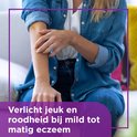 Vrouw met eczeem die op haar arm krabt, met tekst "Verlicht jeuk en roodheid bij mild tot matig eczeem".