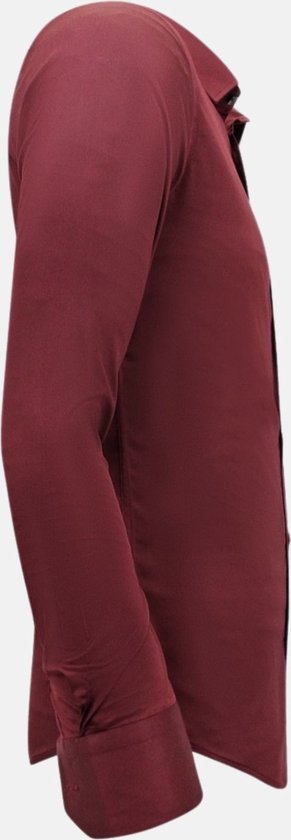 Chemise bordeaux en satin, vue de côté. Coupe ajustée.