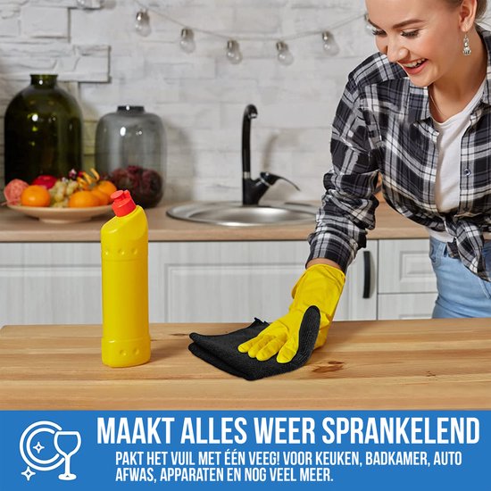 Vrouw met gele handschoenen maakt een houten tafel schoon met een zwart microvezeldoekje.