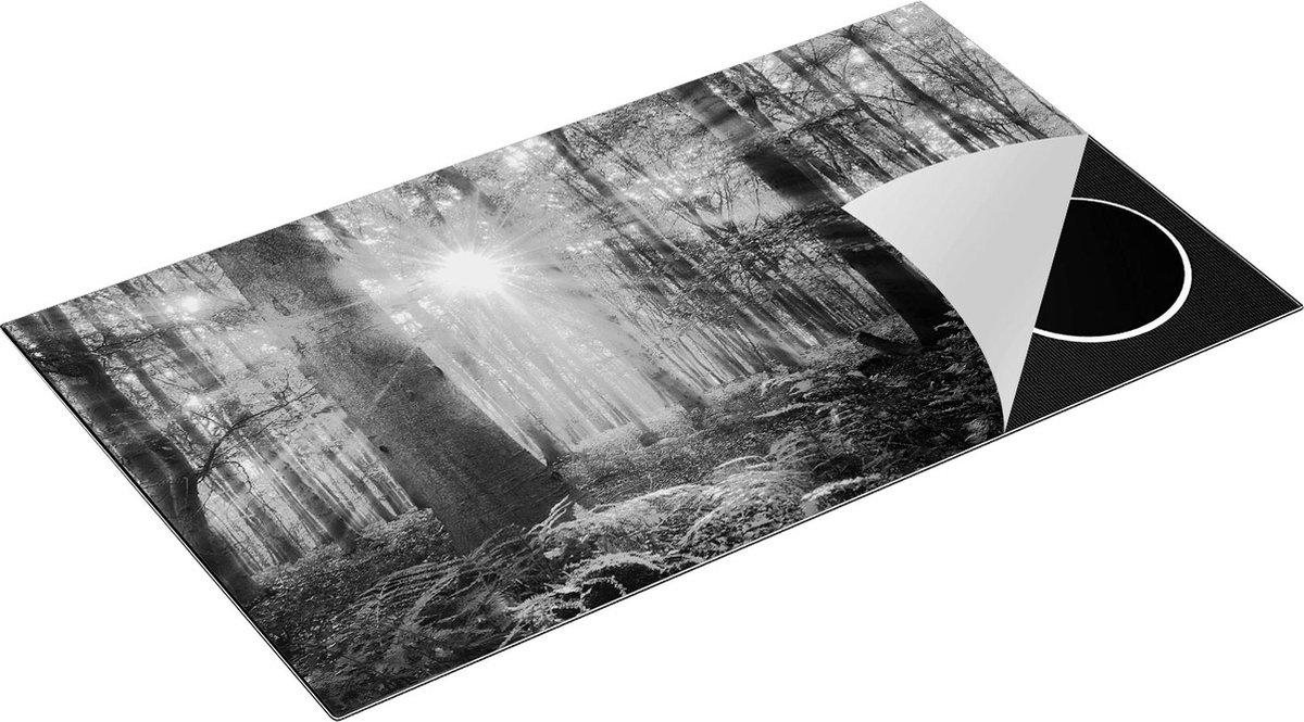 Chefcare Inductie Beschermer Groen Bos met Schijnende Zonnestralen - Zwart Wit - 90x55 cm - Afdekplaat Inductie - Kookplaat Beschermer - Inductie Mat