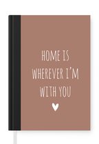 Notitieboek - Schrijfboek - Engelse quote "Home is wherever i'm with you" met een hartje op een bruine achtergrond - Notitieboekje klein - A5 formaat - Schrijfblok