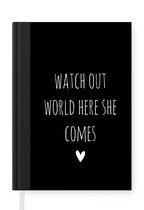 Notitieboek - Schrijfboek - Engelse quote "Watch out world here she comes" met een hartje op een zwarte achtergrond - Notitieboekje klein - A5 formaat - Schrijfblok