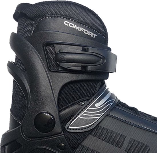 Close-up van zwarte skeelers met zilveren details en het woord 'COMFORT' op de enkelband.