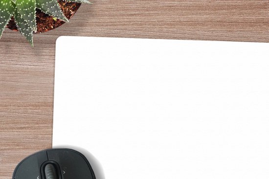 Witte muismat op een houten bureau, met een computer muis en een plantje ernaast.