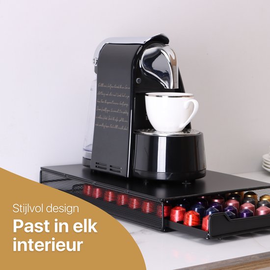 Tiroir métallique noir avec une machine à café dessus. Le tiroir est ouvert et rempli de capsules colorées.
