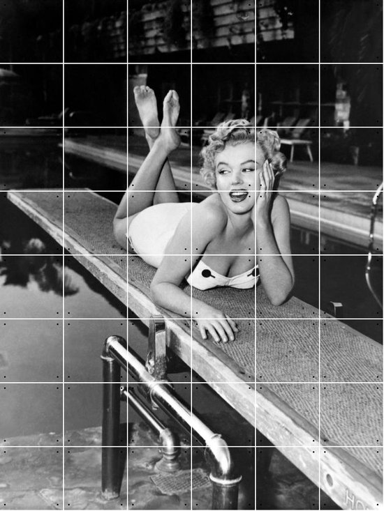 IXXI Marilyn Monroe lying on a springboard in California - Wanddecoratie - Fotografie - 120 x 160 cm