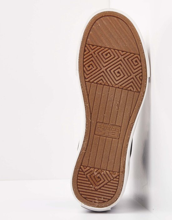 Onderkant van een zwarte sneaker met een bruin profiel en witte zoolrand.