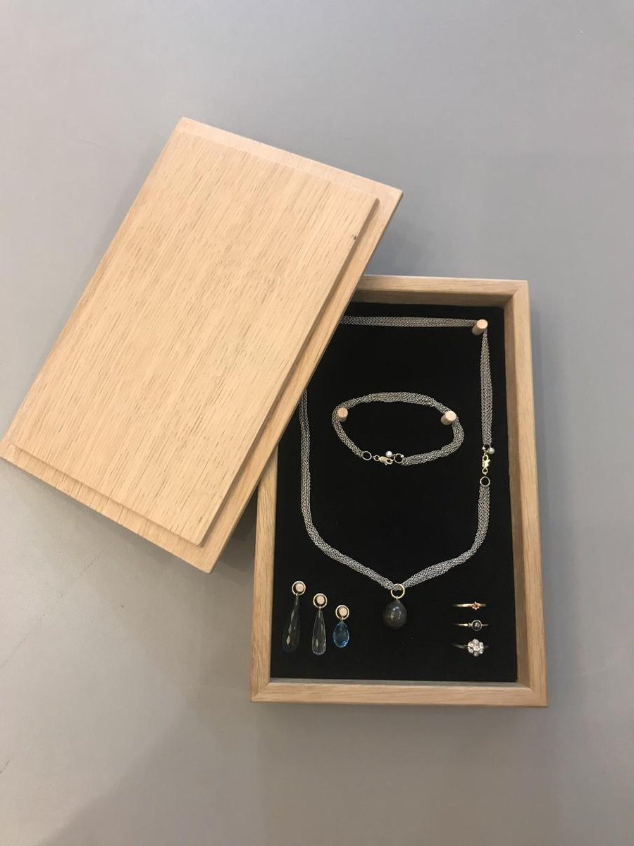 De sieraden van vanNienke verdienen een mooie opbergplaats. Hiervoor introduceren we de luxe GSE sieraden-doos welke we in samenwerking met Treasure-box uit Gouda hebben ontwikkeld.