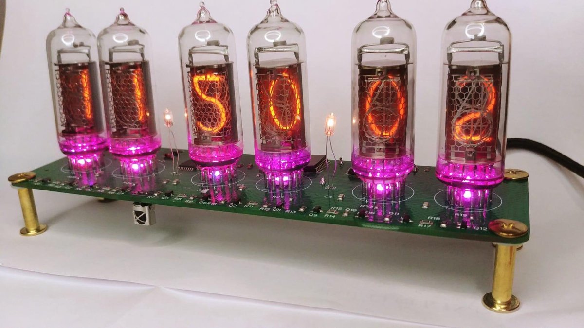 Filteilect IN-12 Nixie buisklok met 225 kleuren led-display voor en Filteilect IN-12 Nixie buisklok met 225 kleuren led-display voor en