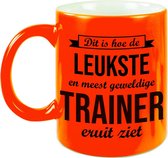 Dit is hoe de leukste en meest geweldige trainer eruitziet cadeau mok / beker - neon oranje - 330 ml - bedankt cadeau trainer
