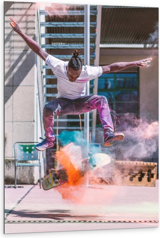 Dibond - Man op een Kleurrijk Skateboard - 80x120cm Foto op Aluminium (Met Ophangsysteem)