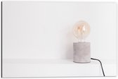 Dibond - Lampje voor Witte Muur - 60x40cm Foto op Aluminium (Met Ophangsysteem)